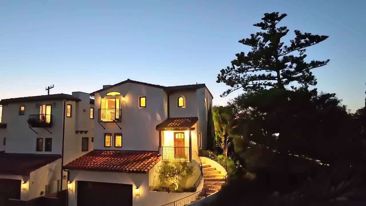 Pacific Sotheby's International Realty campaigns first seen Nov 2025.